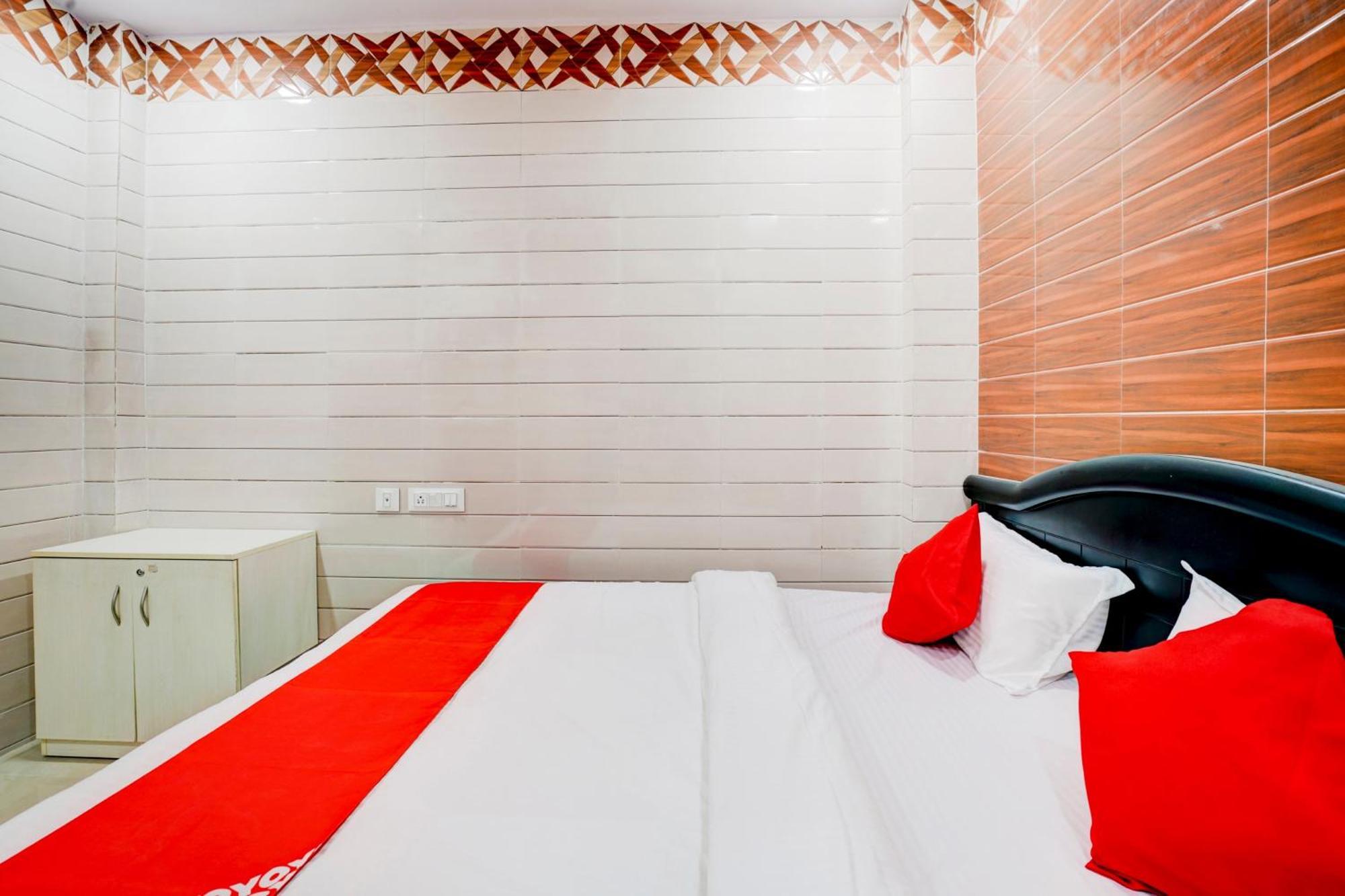 Hotel O Aroma Classic Near Nampally Main Railway Station ハイデラバード エクステリア 写真